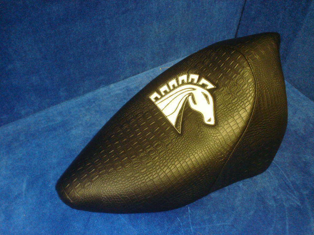 Solo seat in dark gator grain with a white horse-head inlay
