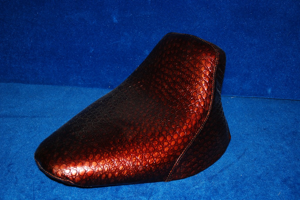 Solo seat in glossy red gator